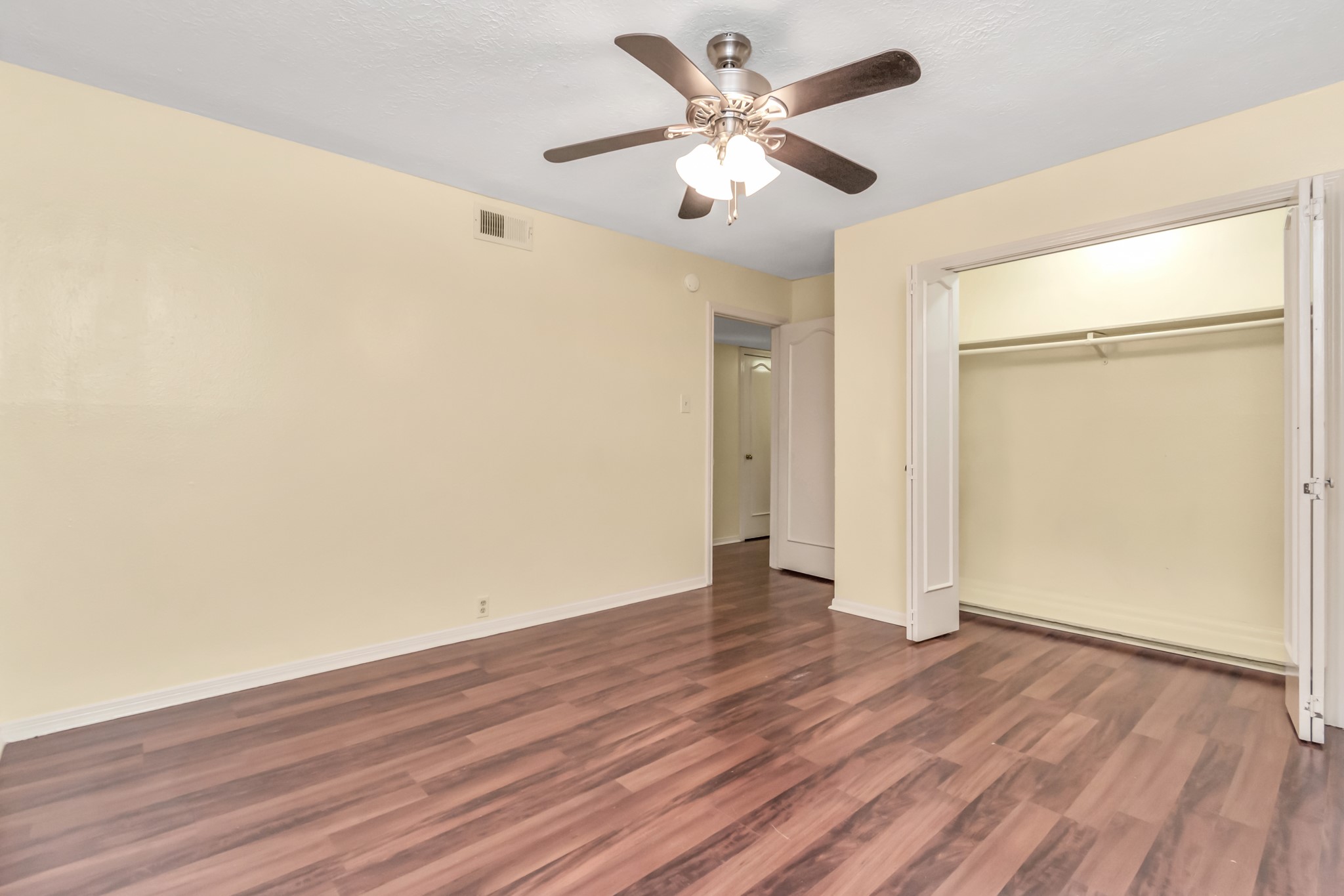 4702 Cashel Circle, Unit B Houston, TX 77069 - Photo 19 of 34 an empty room with wooden floor and a ceiling fan