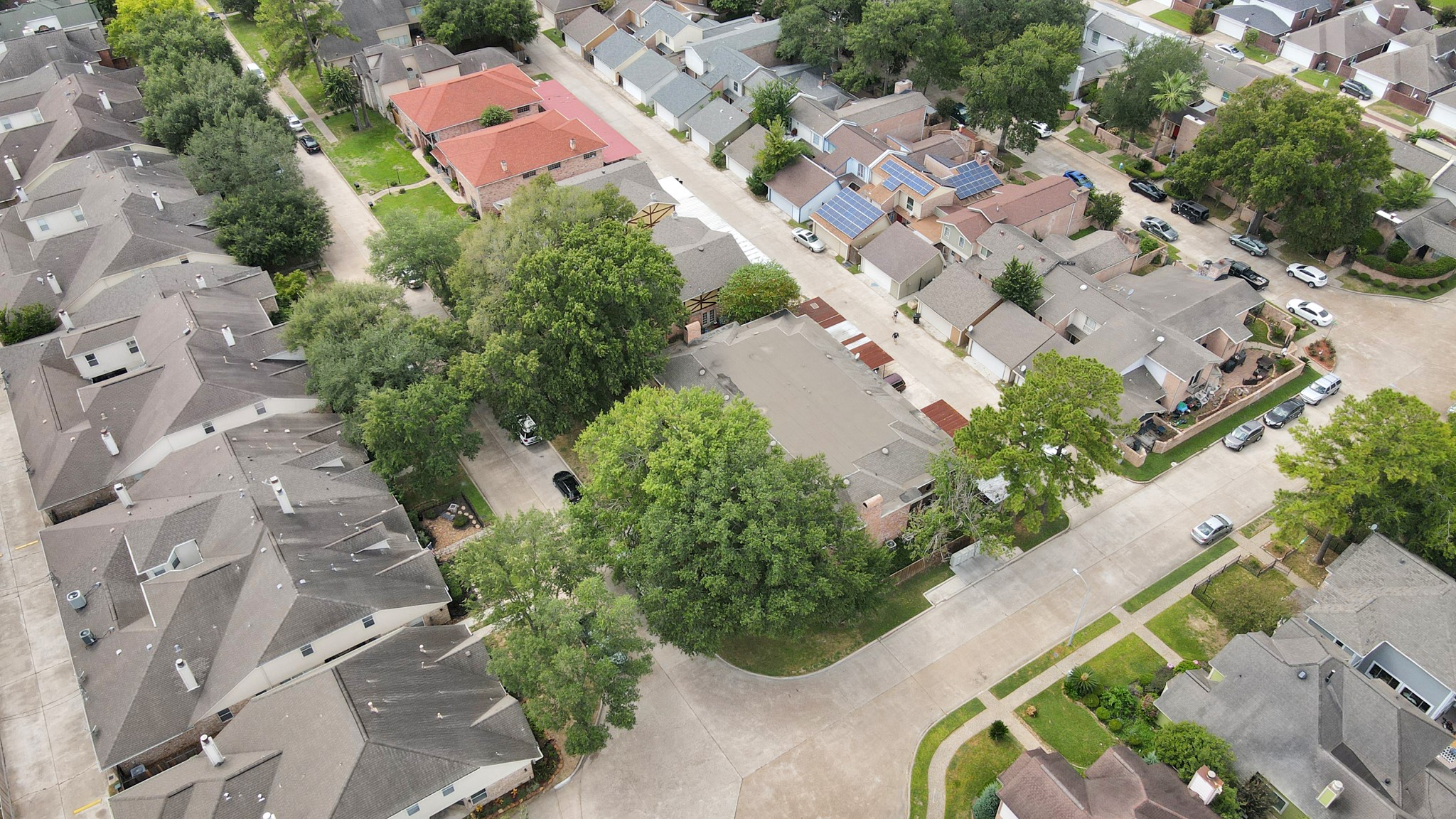 4702 Cashel Circle, Unit B Houston, TX 77069 - Photo 5 of 34 an aerial view of residential houses with outdoor space
