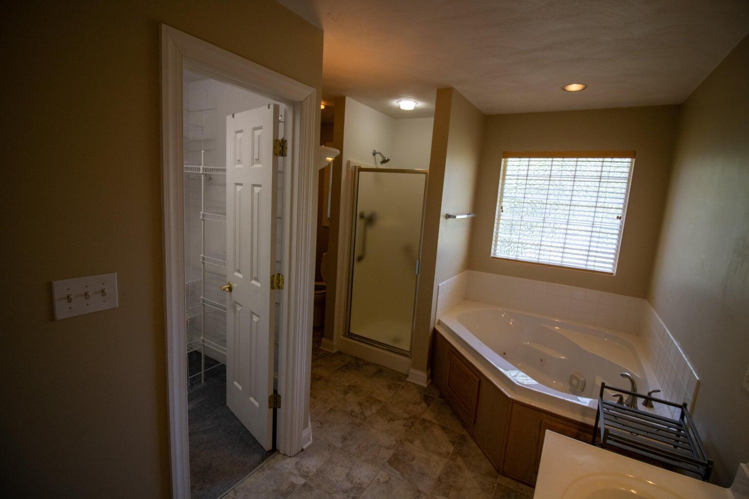 3727 Chaparral Drive Roanoke, VA 24018 - Photo 14 of 24 a bathroom with a bathtub and a sink