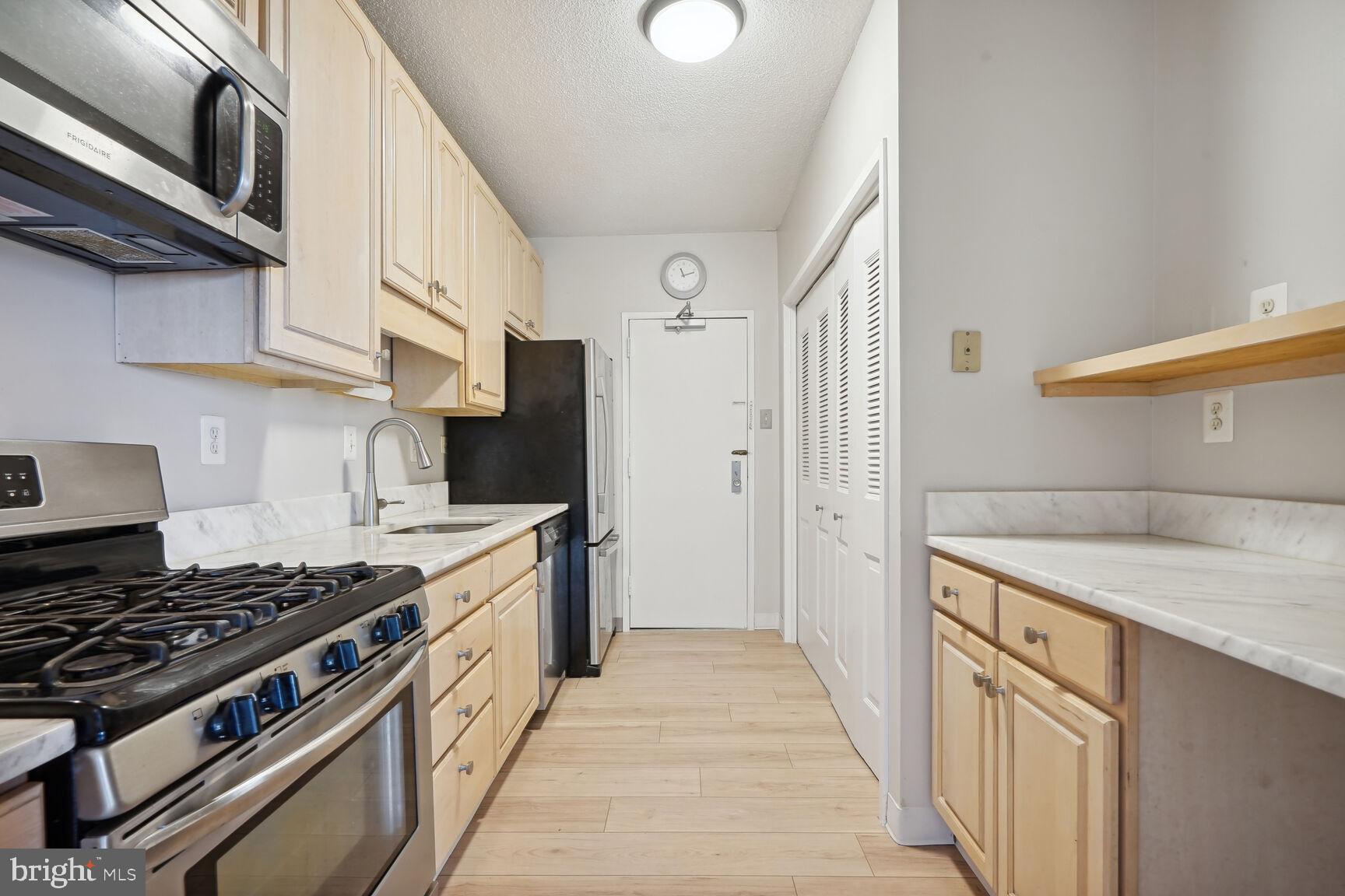 4141 North Henderson Road, Unit 825 Arlington, VA 22203 - Photo 11 of 29 LVP flooring