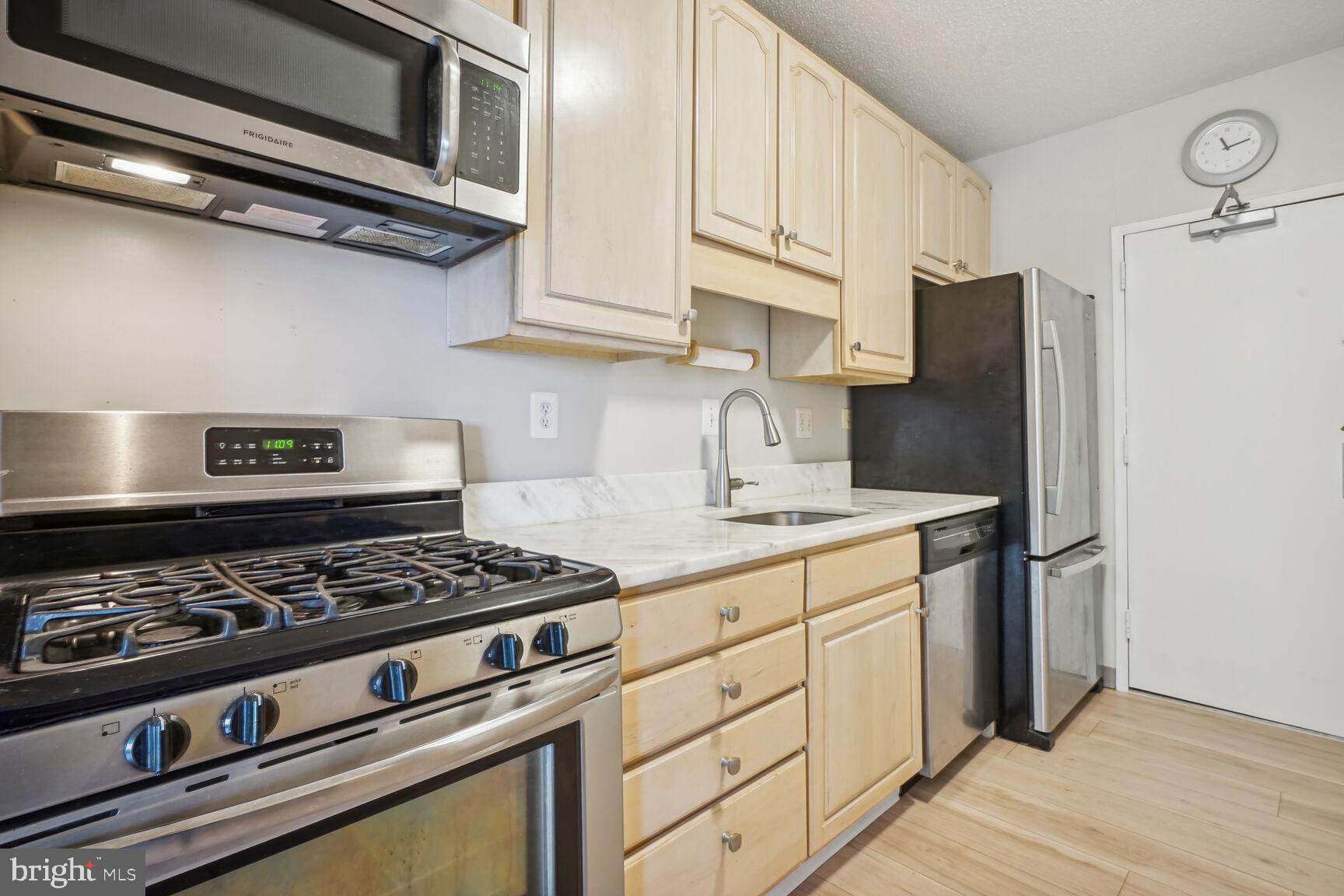 4141 North Henderson Road, Unit 825 Arlington, VA 22203 - Photo 9 of 29 Renovated w SS Appliances,