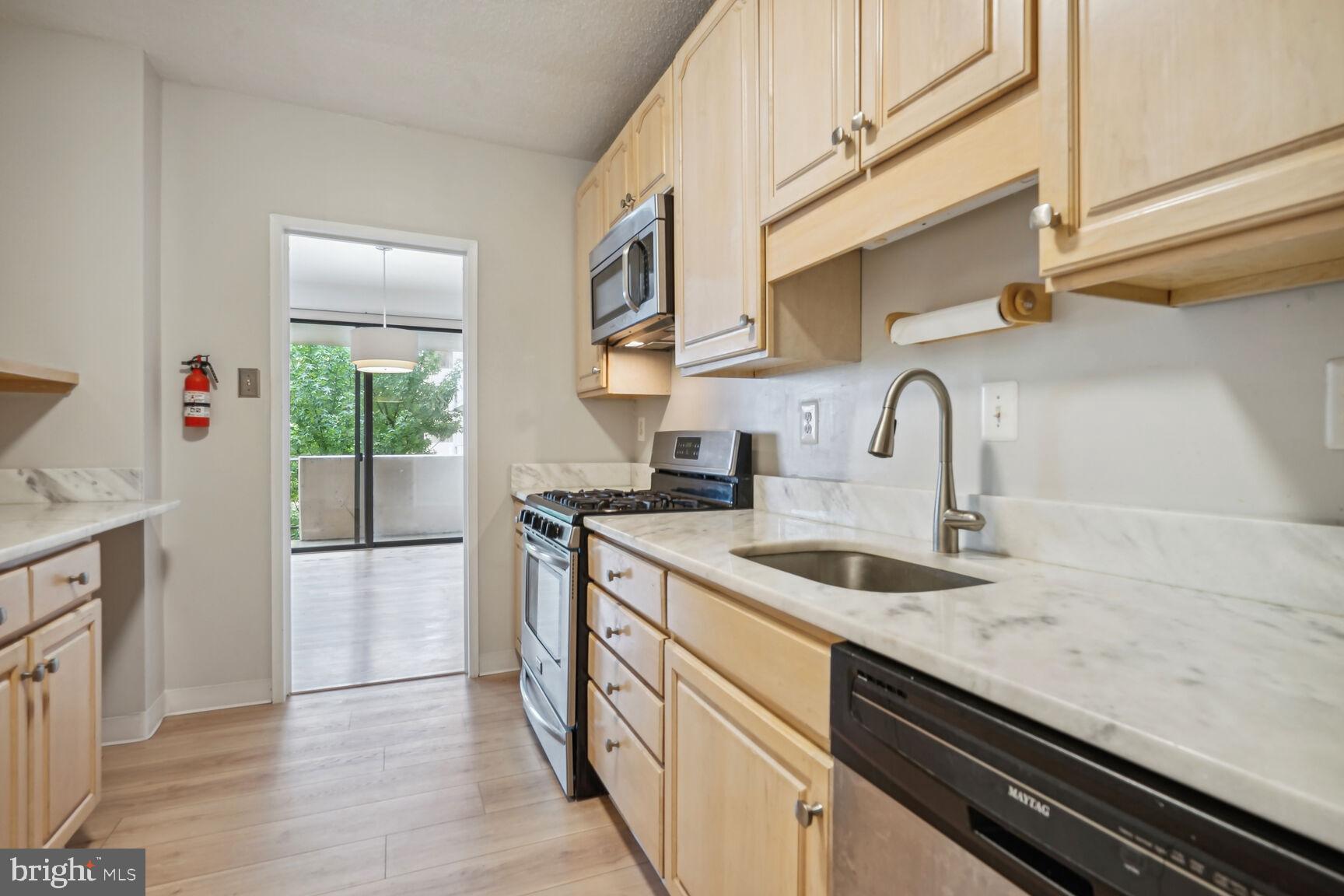 4141 North Henderson Road, Unit 825 Arlington, VA 22203 - Photo 10 of 29 Kitchen with granite counters