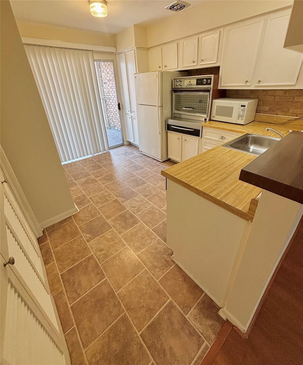 2727 Briarhurst Drive, Unit 21 Houston, TX 77057 - Photo 3 of 15