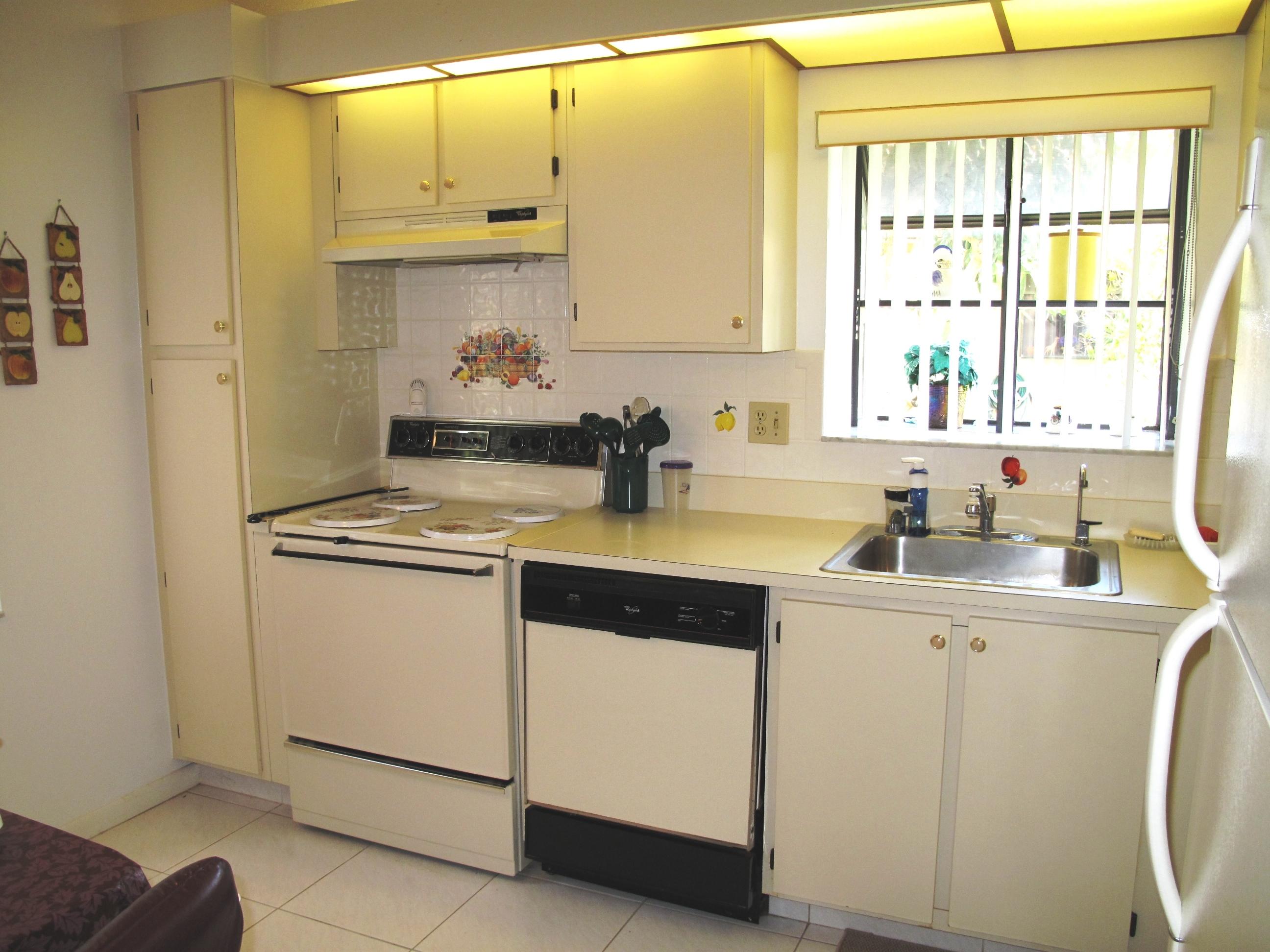 8152 Sweetbriar Way, Unit A Boca Raton, FL 33496 - Photo 3 of 44 Eat in Kitchen (2)