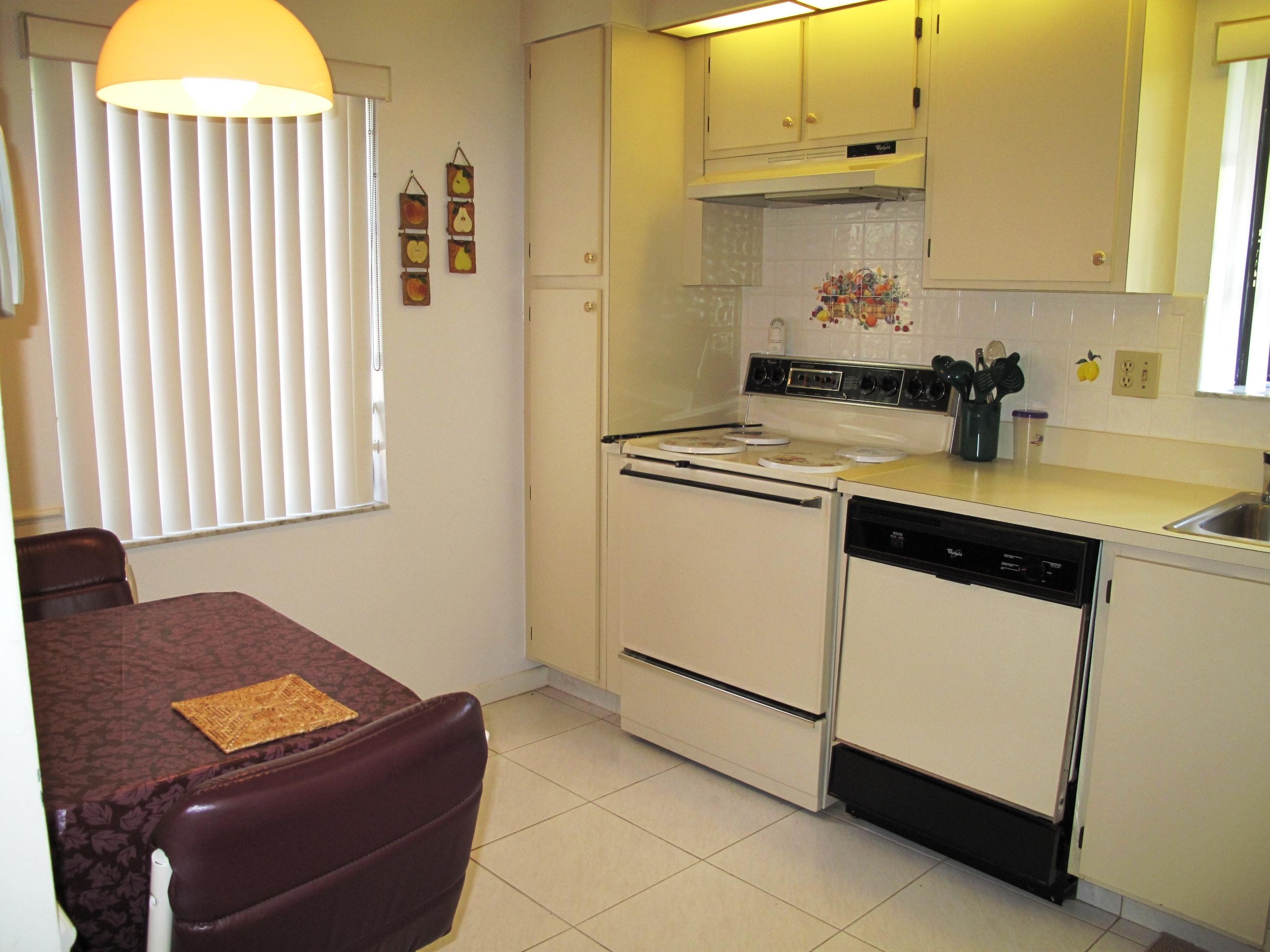 8152 Sweetbriar Way, Unit A Boca Raton, FL 33496 - Photo 5 of 44 Eat in Kitchen (4)