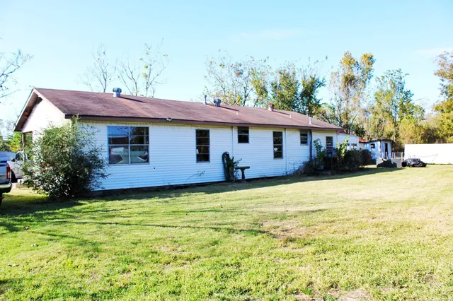 a view of a house with backyard and garden