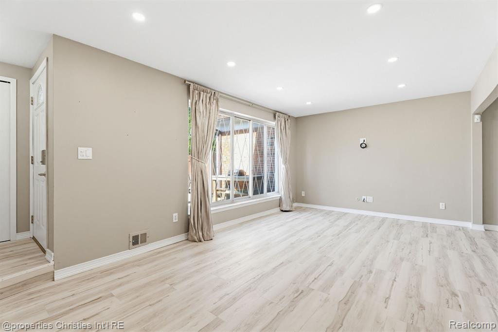8700 Common Road Warren, MI 48093 - Photo 4 of 38