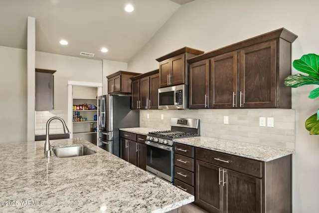 $575,000 | 6305 Cottonwood Loop, Yakima, WA 98903