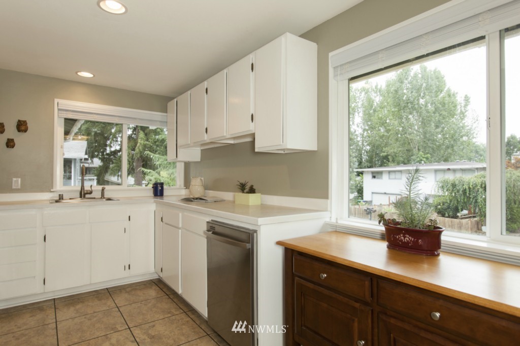 4418 Northeast 17th Street Renton, WA 98059 - Photo 8 of 22
