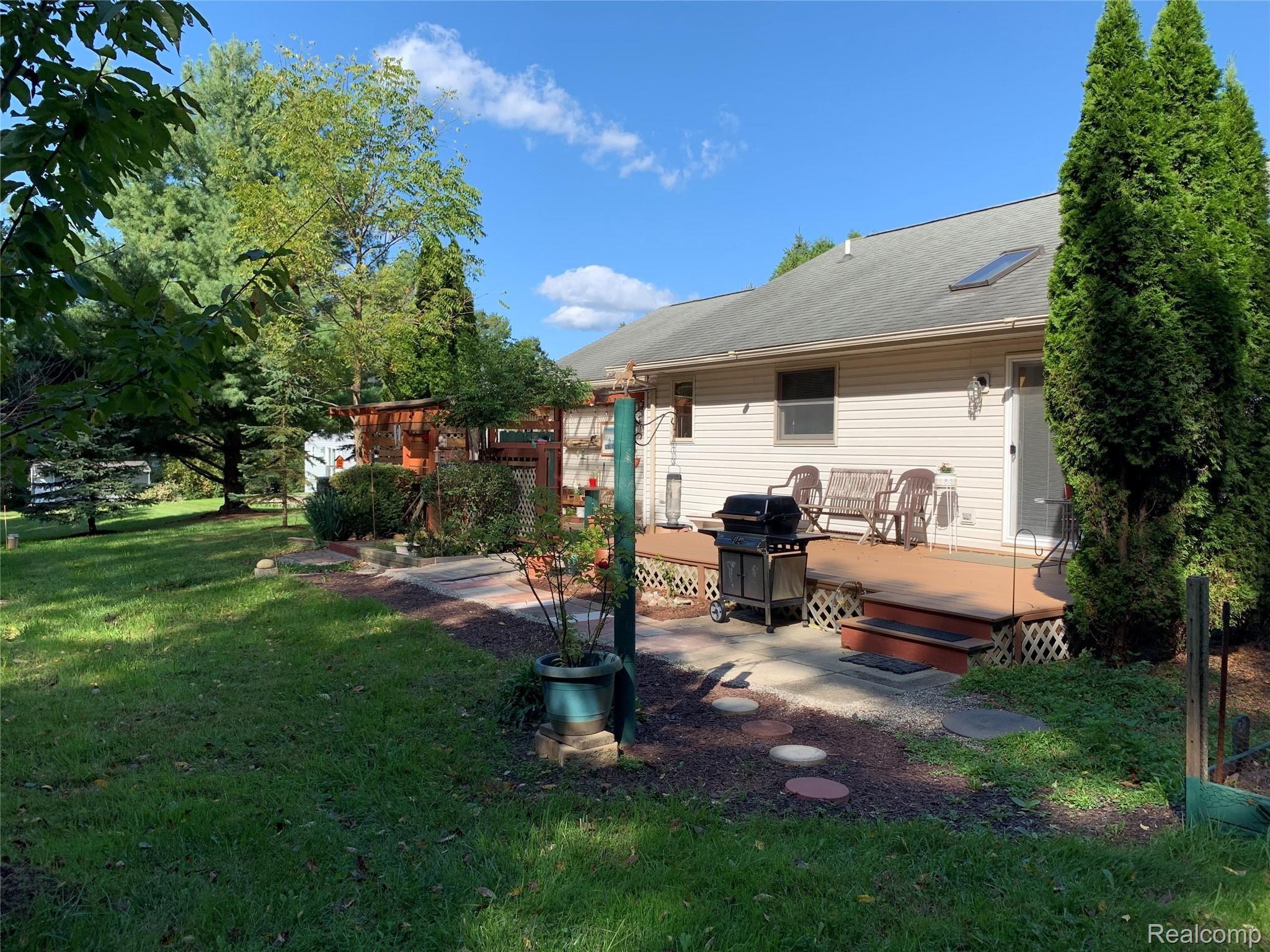 3831 Norton Road Howell, MI 48843 - Photo 11 of 44 deck 3.jpg