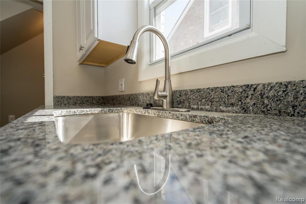 24844 Landau Center Line, MI 48015 - Photo 7 of 58