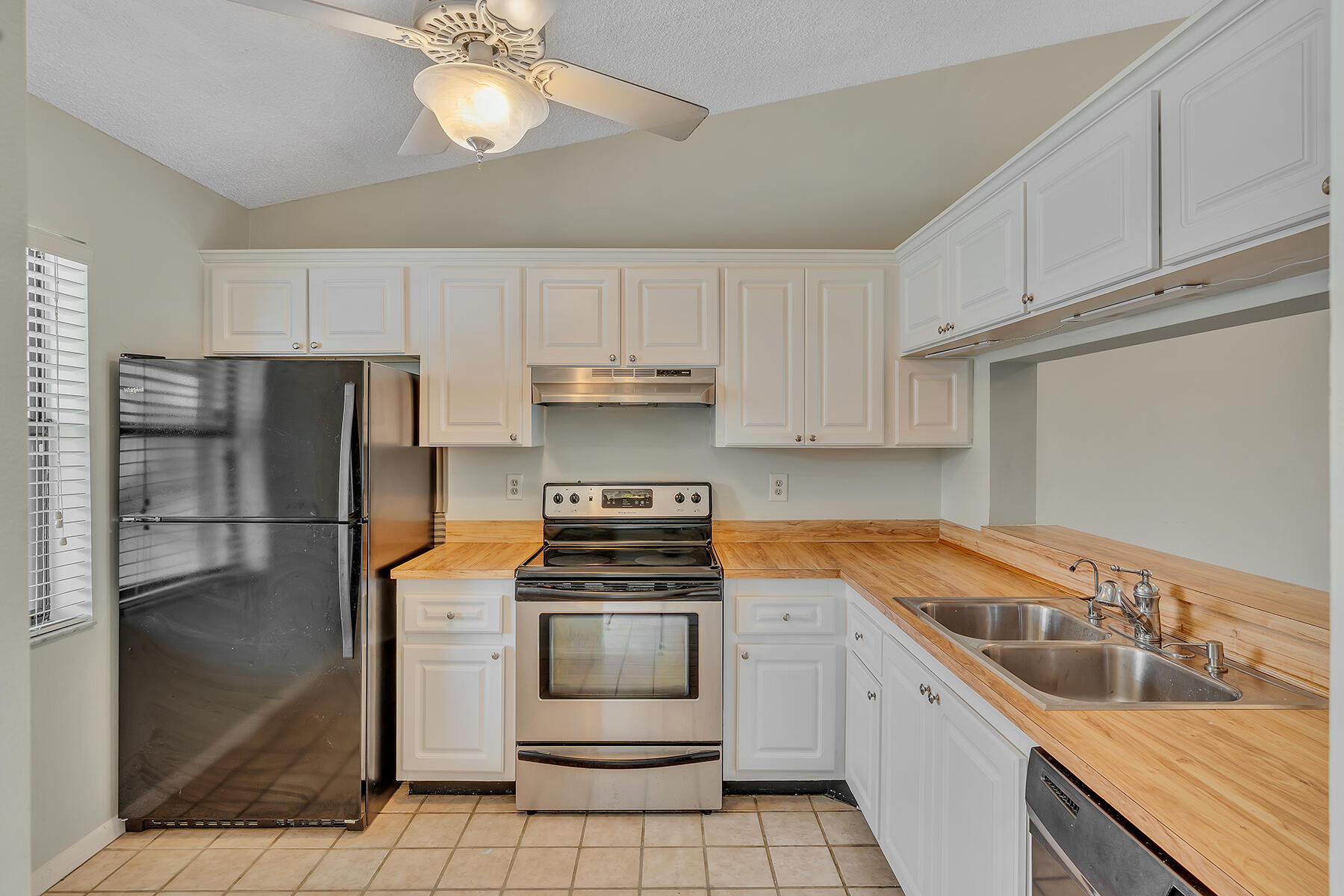22065 Palms Way, Unit 206 Boca Raton, FL 33433 - Photo 5 of 45 DSC00601