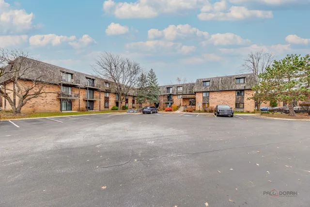 $239,900 | 7 Oak Creek Drive, Unit 3703, Buffalo Grove, IL 60089