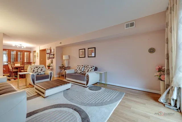 $239,900 | 7 Oak Creek Drive, Unit 3703, Buffalo Grove, IL 60089