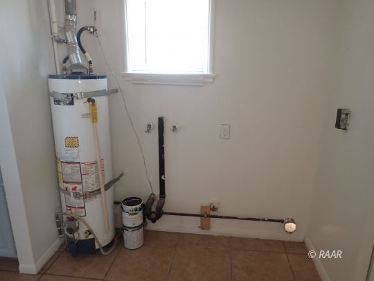 721 South Allen Street Ridgecrest, CA 93555 - Photo 7 of 10 a bathroom with a sink and a window