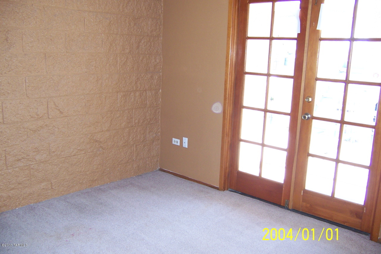 7777 East Golf Links Road, Unit 2205 Tucson, AZ 85730 - Photo 4 of 22 an empty room with windows