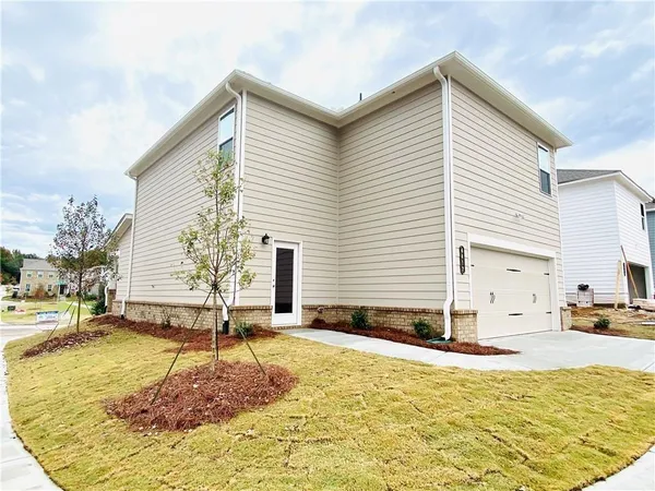 a view of a house with a yard