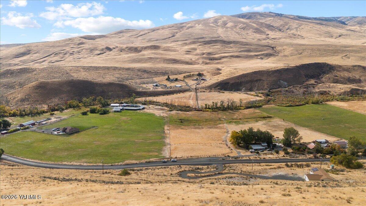 Nka Nka Wenas Road North, Unit LOT #4 Selah, WA 98942 - Photo 8 of 14 a view of a water fountain and a mountain view