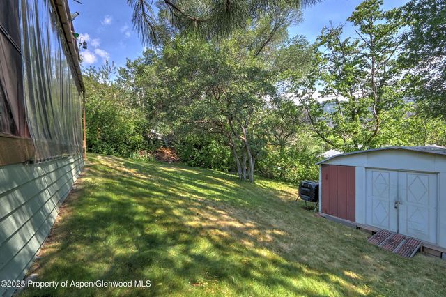 a view of a backyard