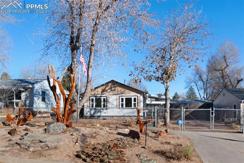 1007 Sunset Road Colorado Springs, CO 80909 - Photo 27 of 32 a backyard of a house with table and chairs