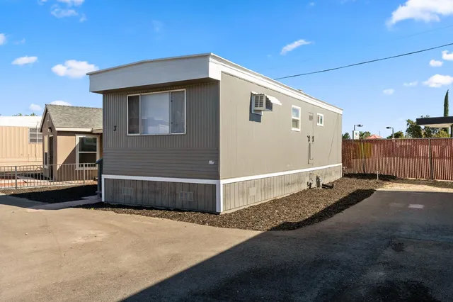 a view of a house with backyard