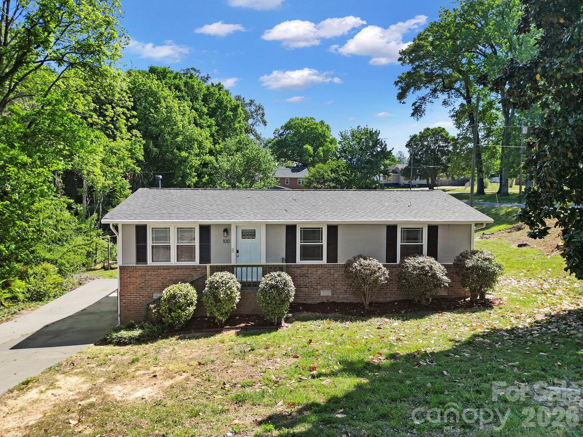 a view of a house with a yard