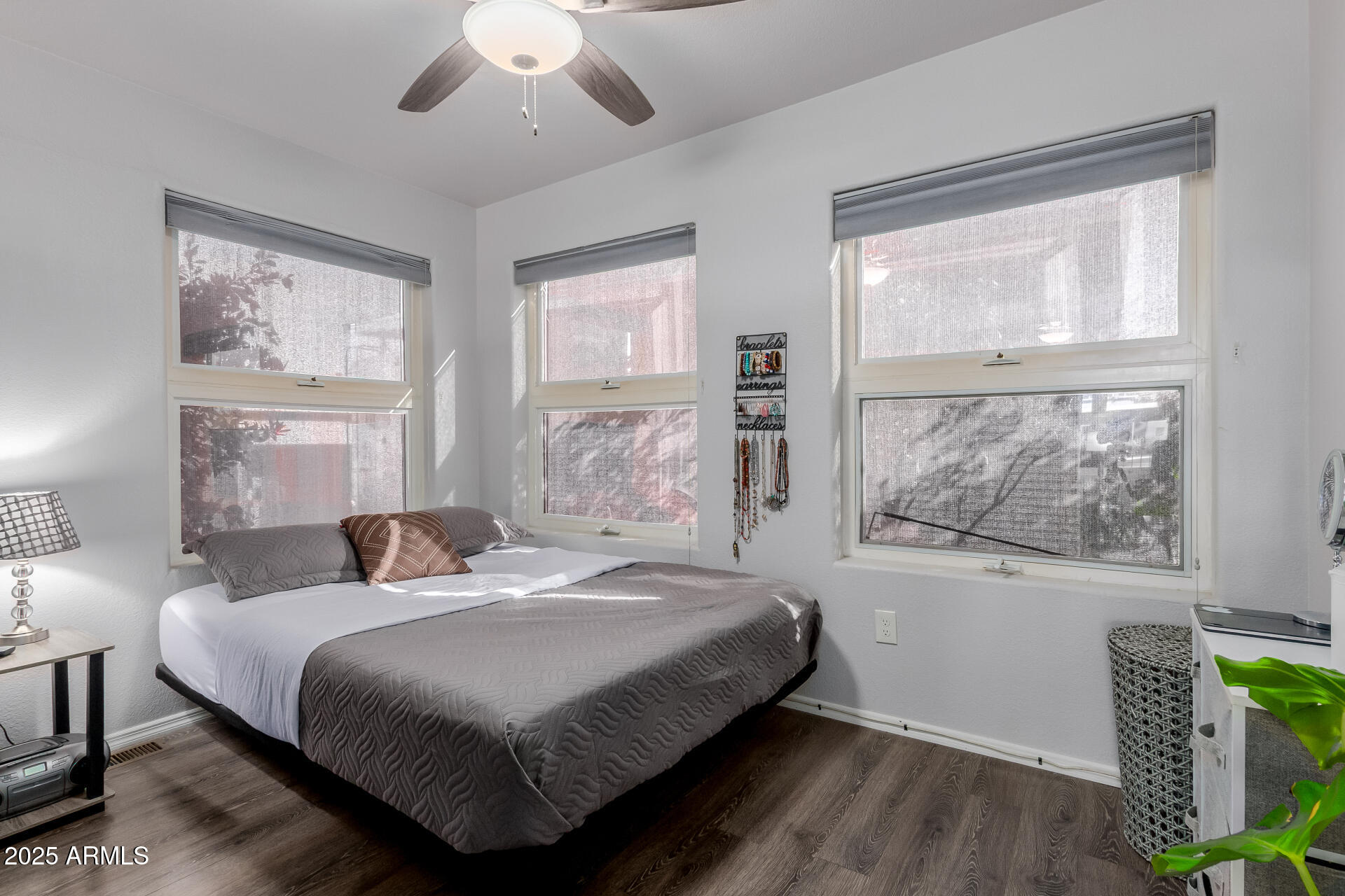 17200 West Bell Road, Unit 1233 Surprise, AZ 85374 - Photo 19 of 41 a bedroom with a large bed and a window