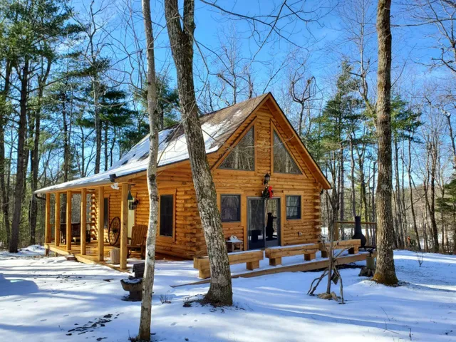 a view of sitting area with sitting area