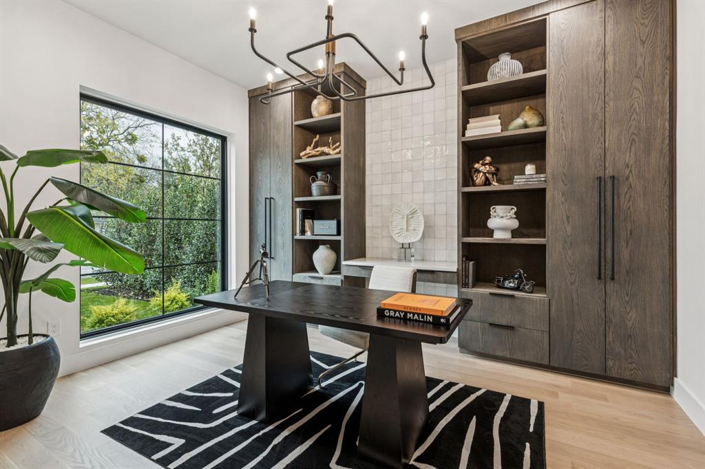 7707 Robin Road Dallas, TX 75209 - Photo 4 of 40 a room with furniture