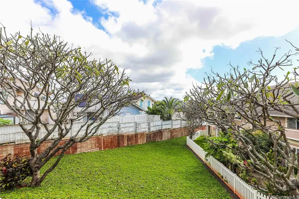a view of yard with green space
