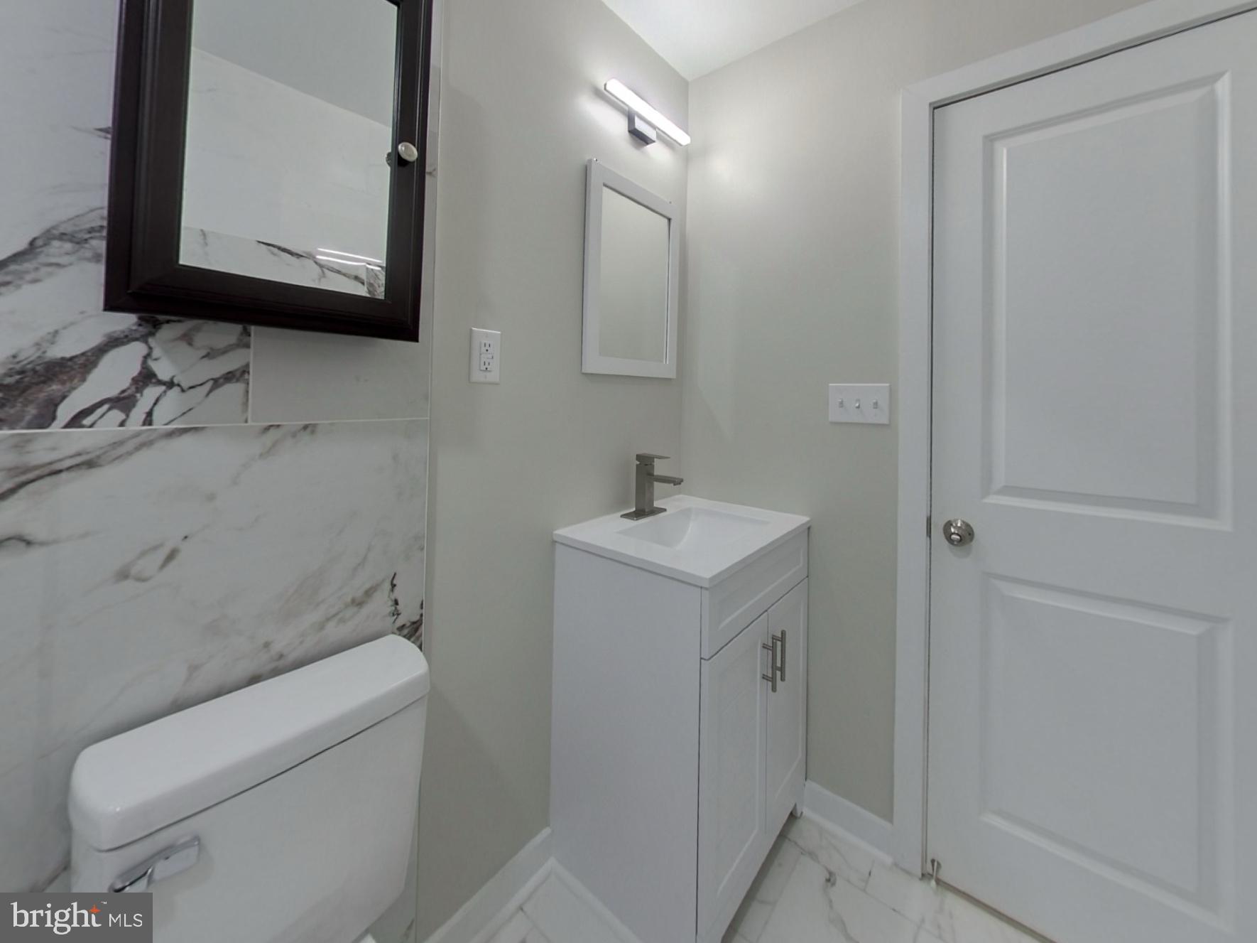 7803 Fordson Road Alexandria, VA 22306 - Photo 11 of 30 a bathroom with a toilet sink and mirror