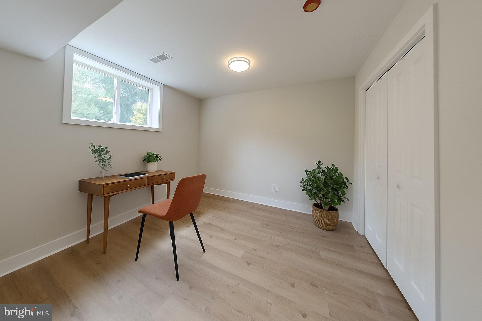 7803 Fordson Road Alexandria, VA 22306 - Photo 18 of 30 a room with furniture and a potted plant