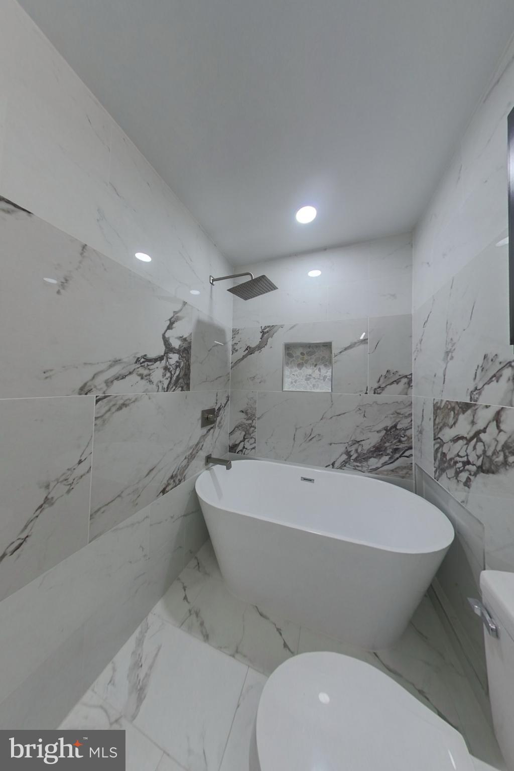 7803 Fordson Road Alexandria, VA 22306 - Photo 9 of 30 a spacious bathroom with a toilet sink and shower