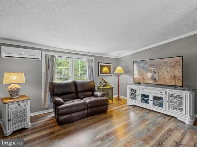 a black and white photo of a picture