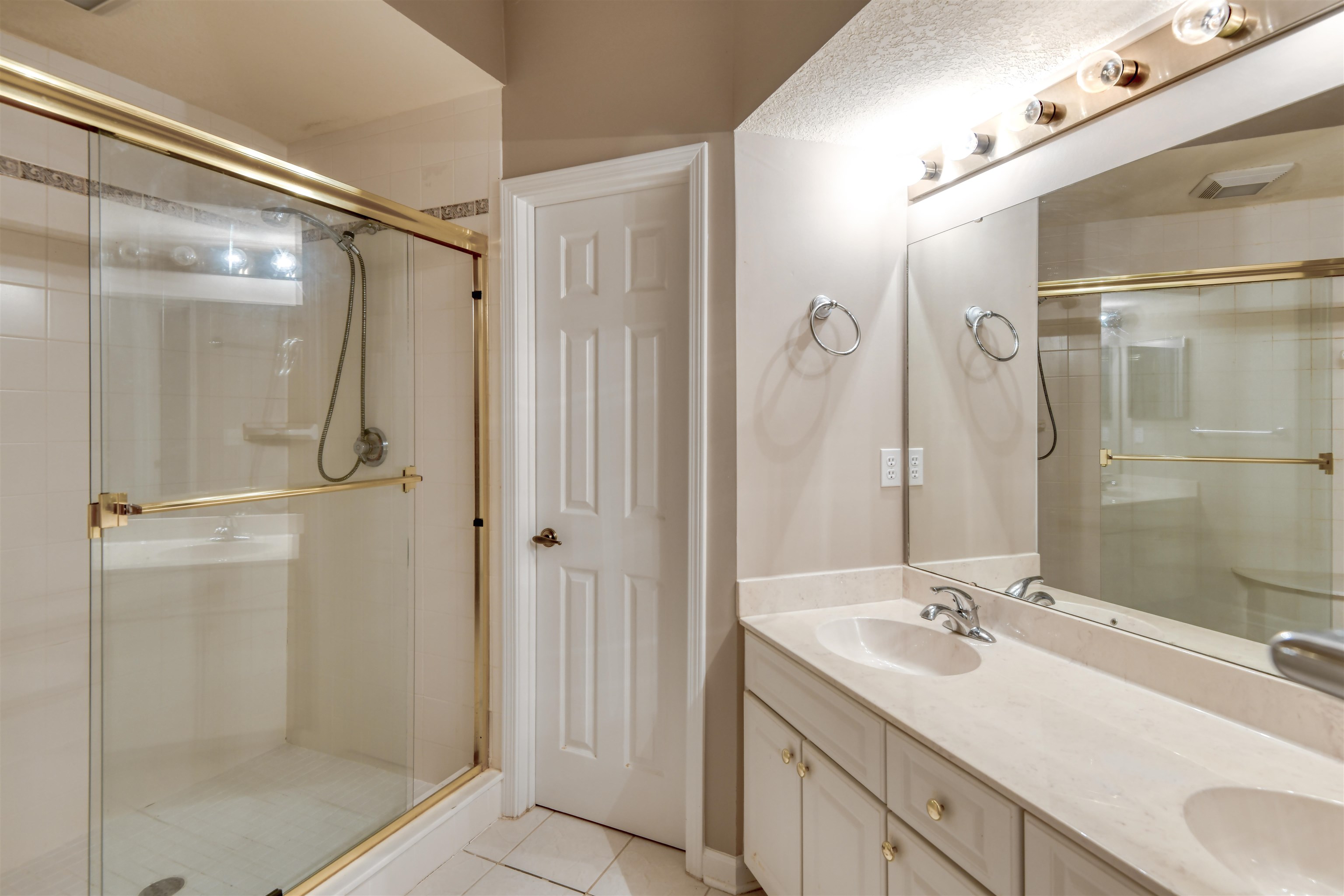 2202 Vista Cove Road St. Augustine, FL 32084 - Photo 13 of 38 a bathroom with a shower sink vanity and mirror