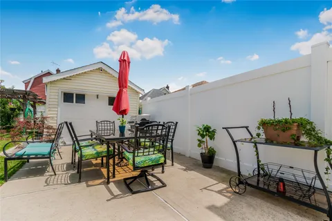 a view of a house with backyard