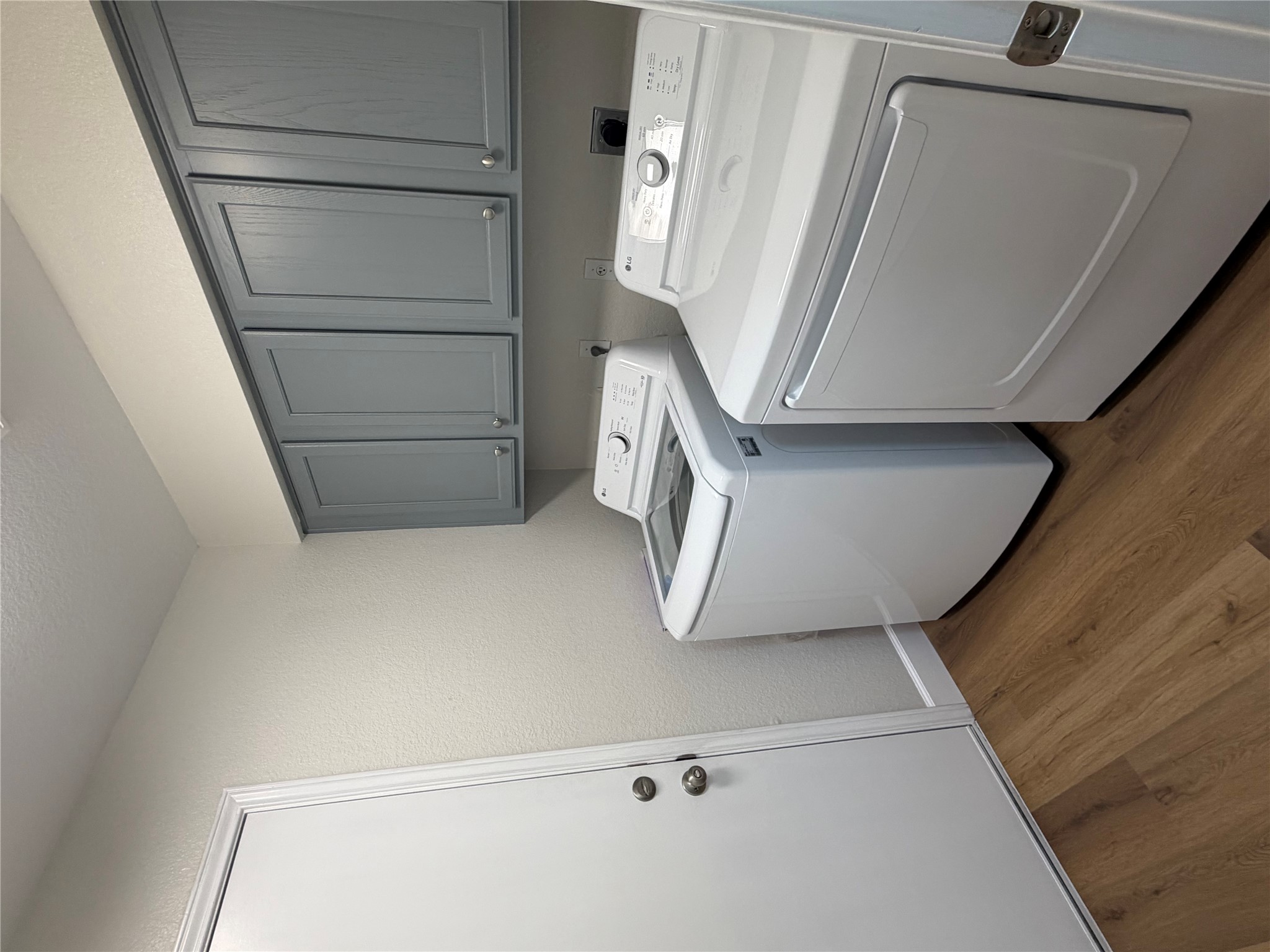 4604 Ramies Run Austin, TX 78749 - Photo 33 of 38 Functional laundry space featuring modern cabinetry and wood flooring.