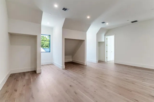 a black and white photo of a living room