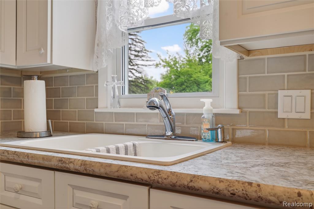 5090 Torrey Road Flint, MI 48507 - Photo 6 of 43