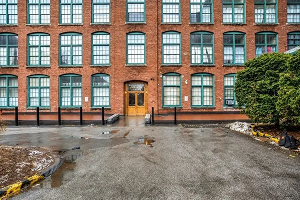 $1,900 | 200 Market Street, Unit B37, Lowell, MA 01852
