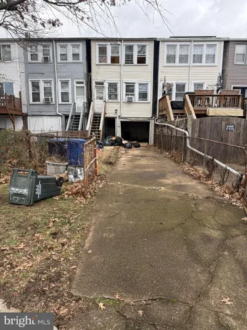 a view of a house with backyard