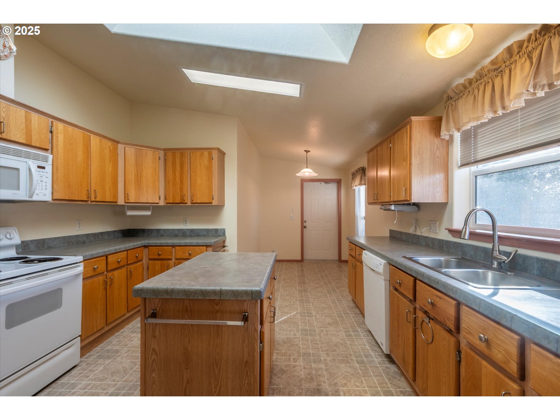 827 10th Street Southwest Bandon, OR 97411 - Photo 11 of 36 Gallery Image 11
