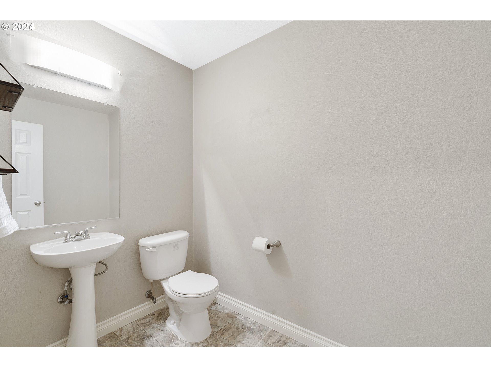 8640 Southwest Milon Lane Portland, OR 97225 - Photo 12 of 28 Bathroom