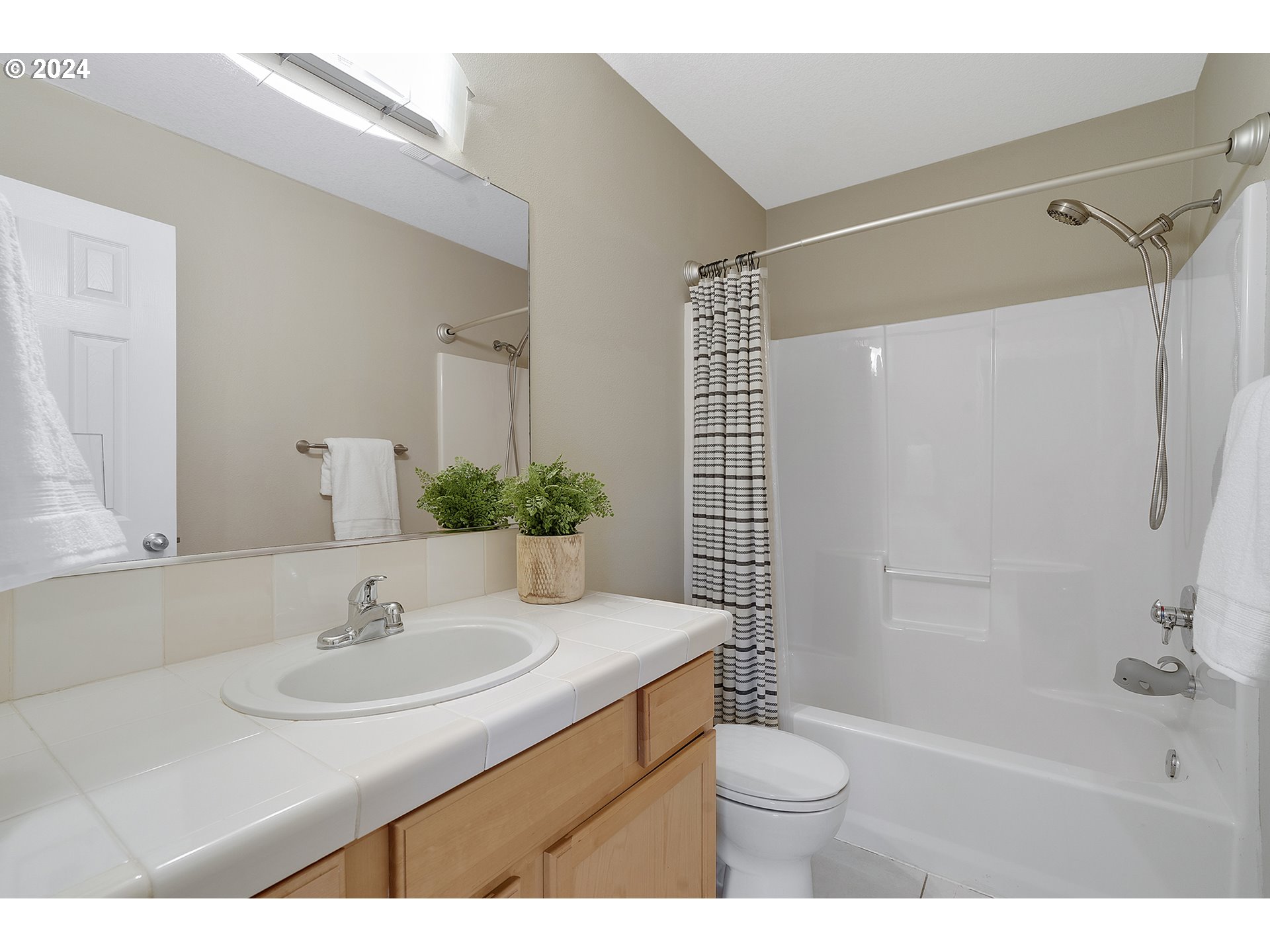 8640 Southwest Milon Lane Portland, OR 97225 - Photo 23 of 28 Bathroom, Continental