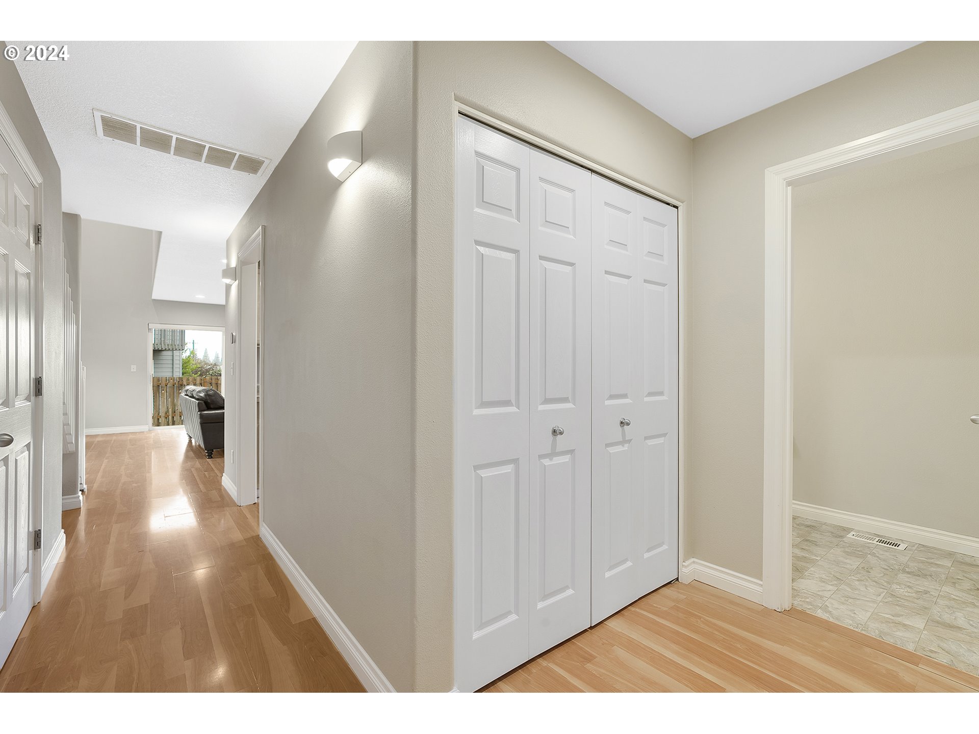 8640 Southwest Milon Lane Portland, OR 97225 - Photo 3 of 28 Entrance/Foyer