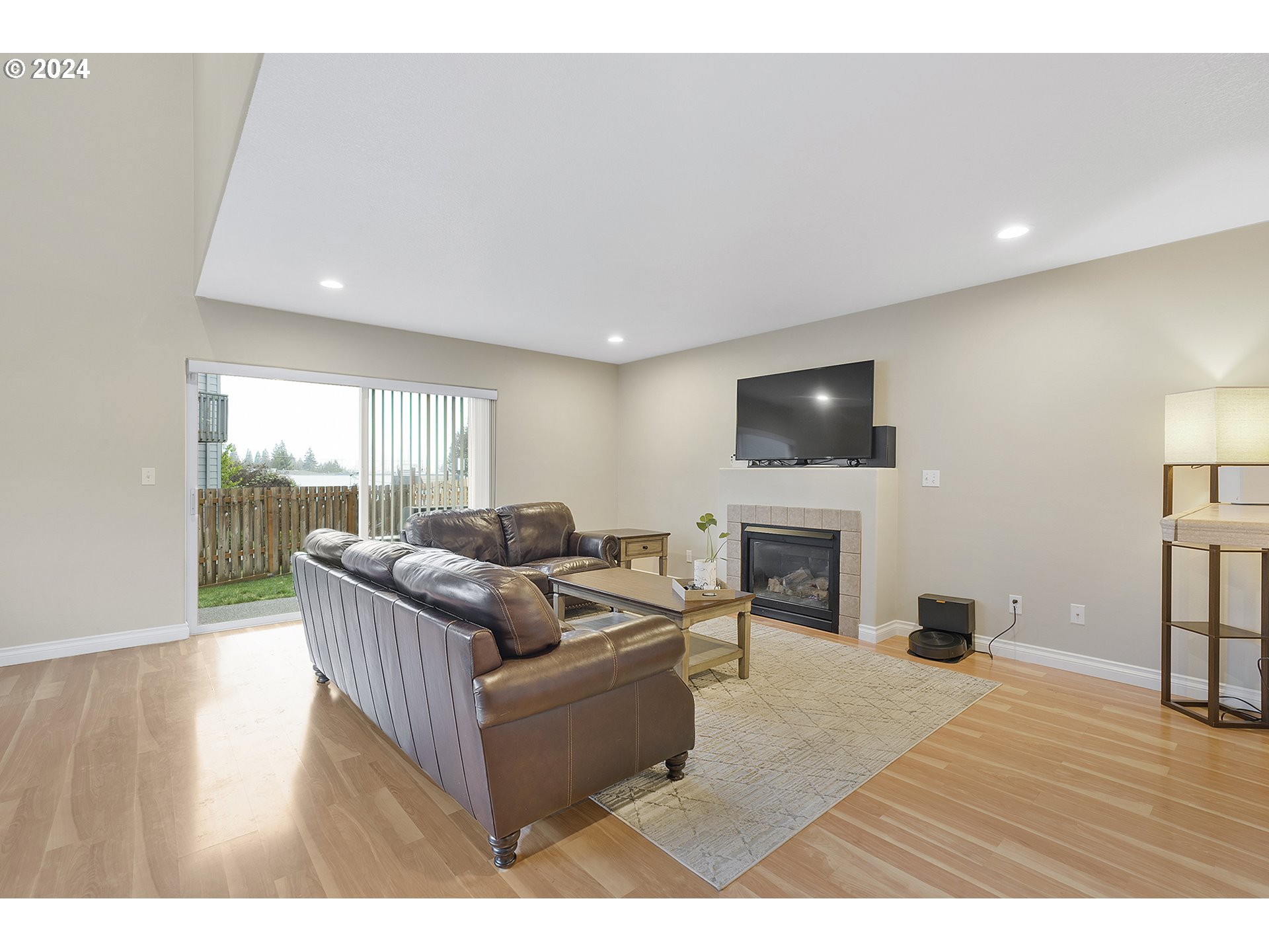 8640 Southwest Milon Lane Portland, OR 97225 - Photo 4 of 28 Living Room