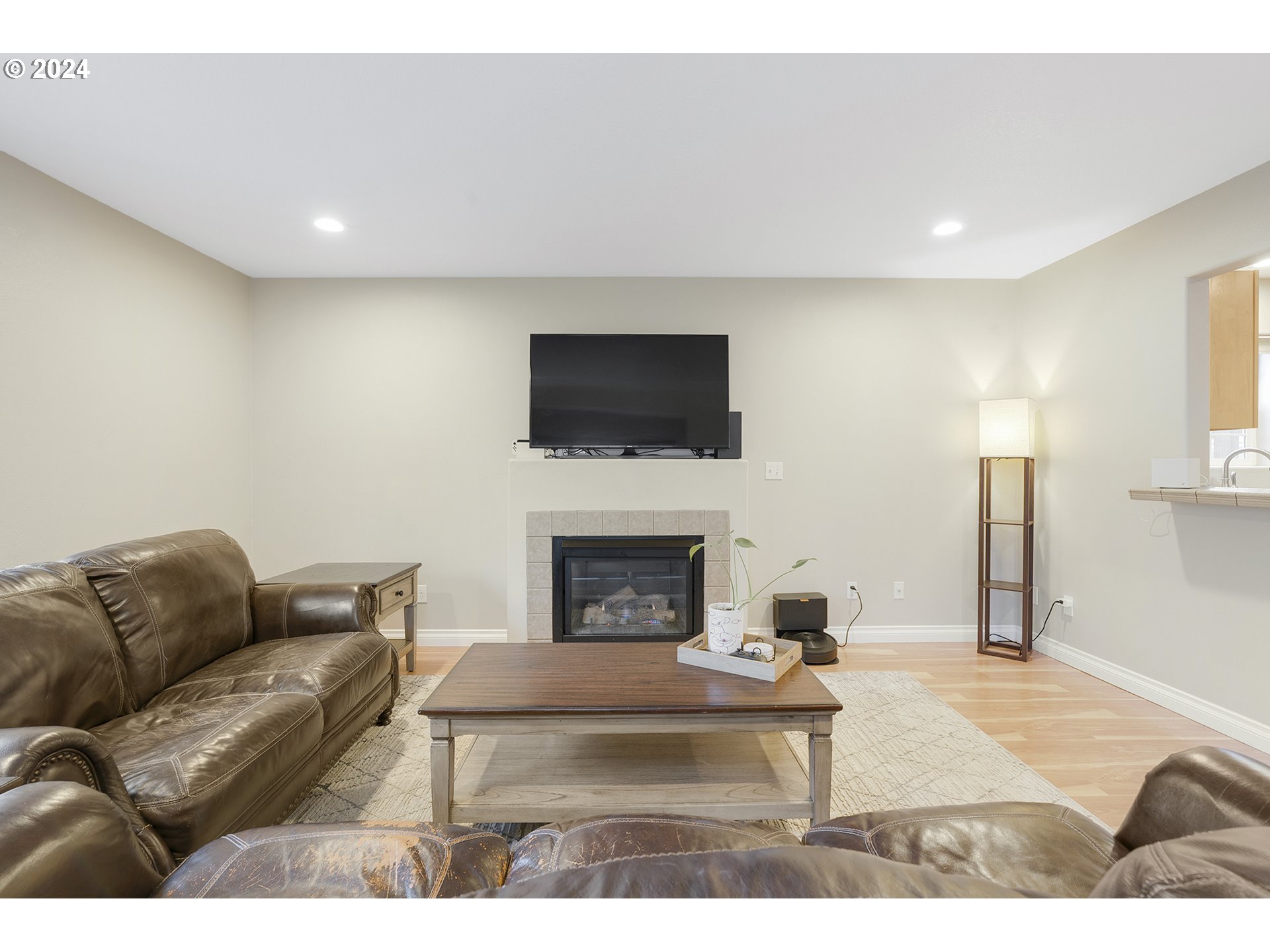 8640 Southwest Milon Lane Portland, OR 97225 - Photo 5 of 28 Living Room