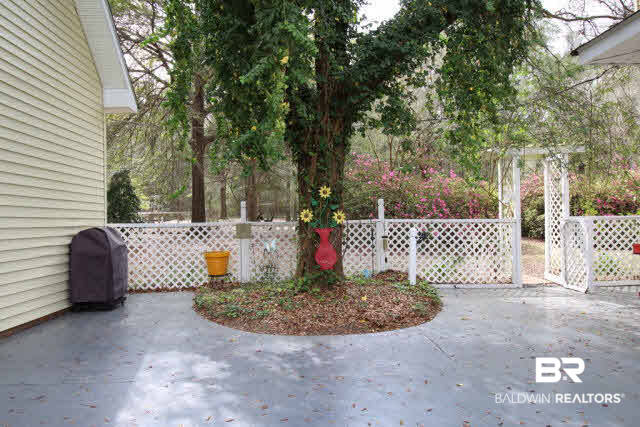 2390 Johnson Road West Mobile, AL 36695 - Photo 21 of 27 Courtyard