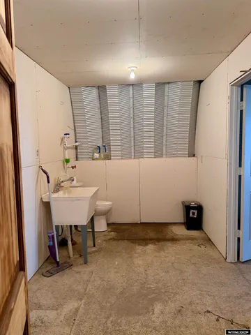 $250,000 | 208 Highway 96, Douglas, WY 82633