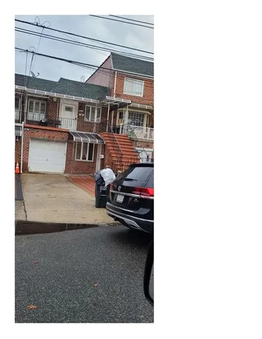 a en suite bathroom with a sink and a mirror